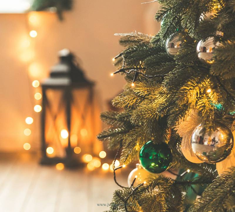 Des guirlandes électriques de Noël à piles et des lanternes pour décorer son sapin de Noël